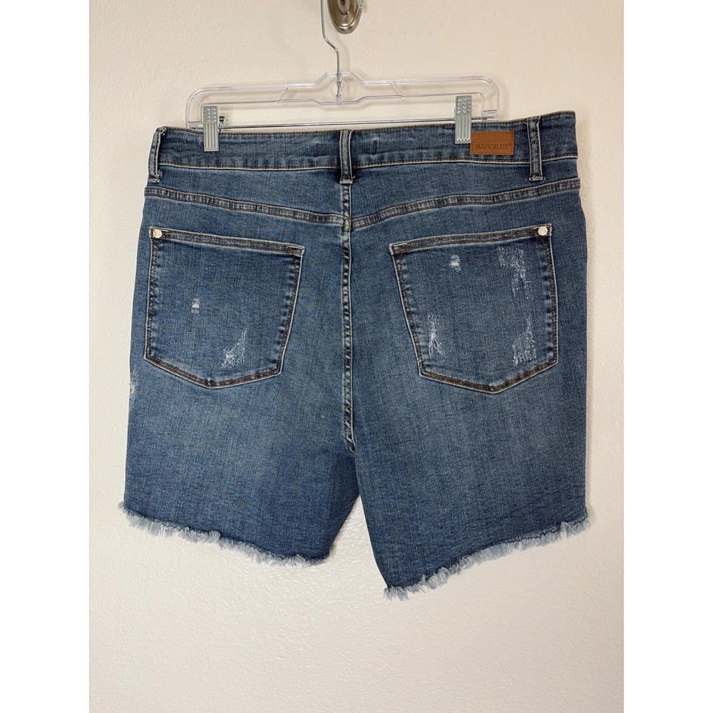 Judy Blue Retro Floral Patch Distressed Denim Shorts Medium Wash 2XL JB150135 - Picture 4 of 5